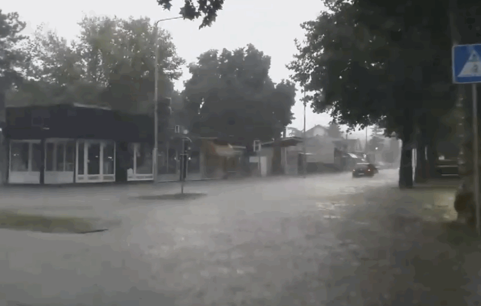 VEČERAŠNJE NEVREME NIJE ZAOBIŠLO NI POŽAREVAC: Jaka kiša potopila ulice, kijamet paralisao grad 